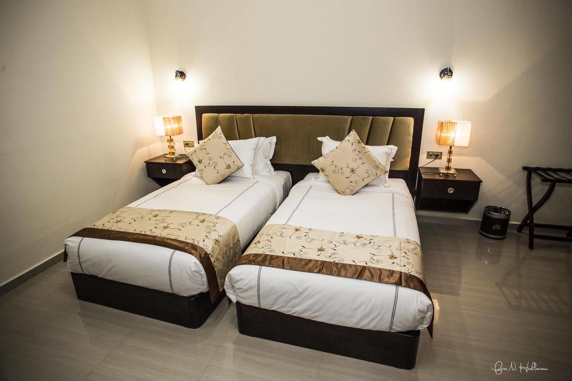 Queen Plaza Hotel Хеврон Экстерьер фото